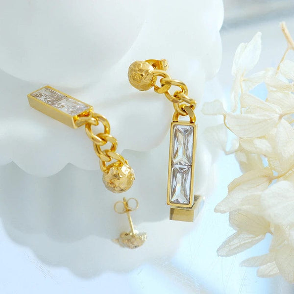 Boucle D'oreille Longue Chaînette Dorée Avec Croix - Occasion Bon état - Pas De Fermoir