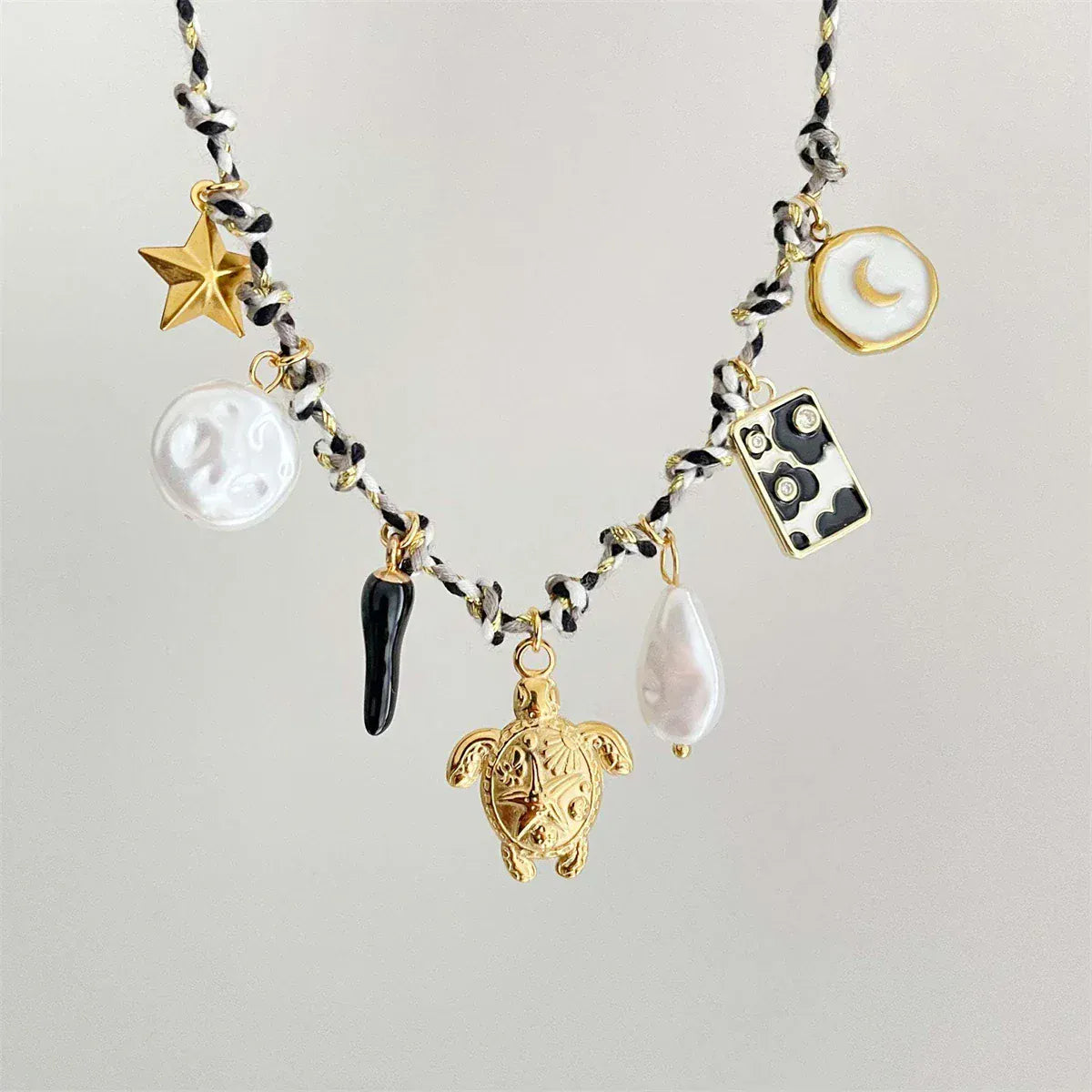 Collier avec Plusieurs Pendentifs