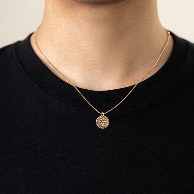 Collier Superposé À Chaîne Multiple En Métal Doré Et Petit Pendentif Collier Superposé À Chaîne Multiple En Métal Doré Et Petit Pendentif