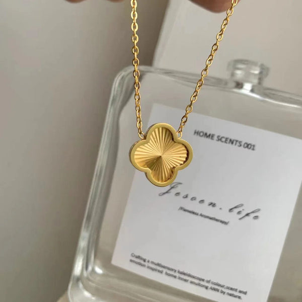 Collier Porte-Bonheur Vintage - Pendentif Trèfle Doré Avec Chaîne, État Impeccable
