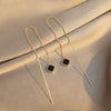 Boucle d&#39;oreille chaine pendante avec carré noir
