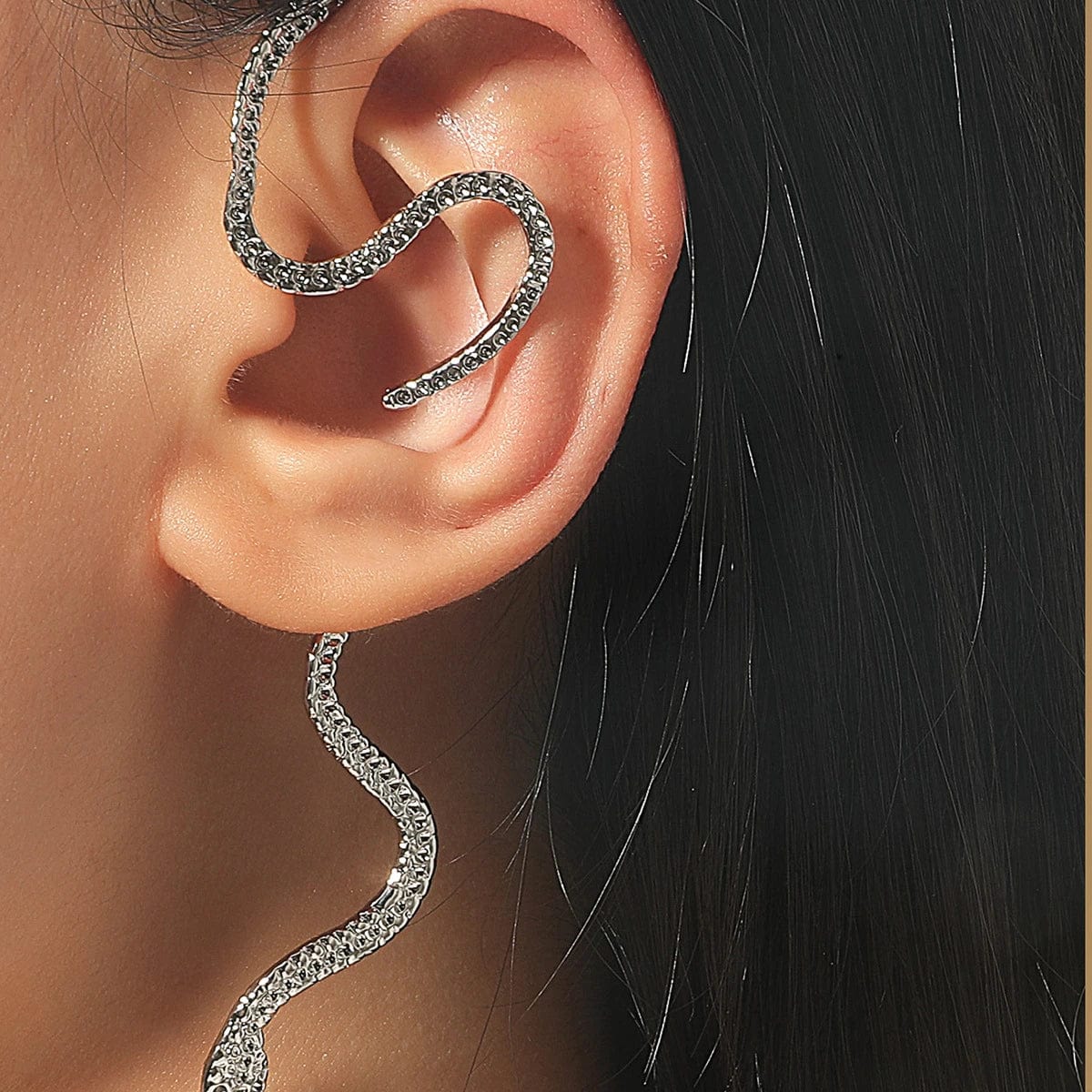 Boucles d'oreilles serpent ondulant autour